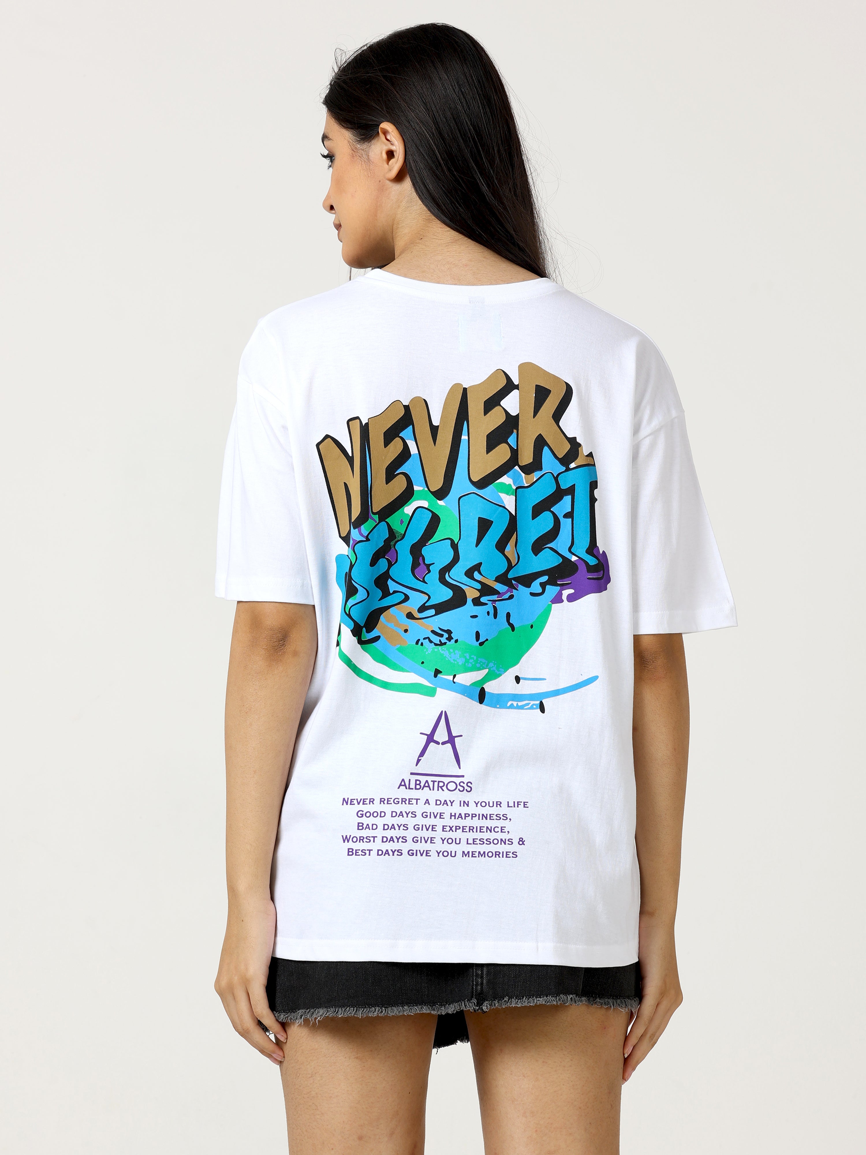 تي شيرت أبيض مطبوع عليه Never Regret كبير الحجم - للجنسين