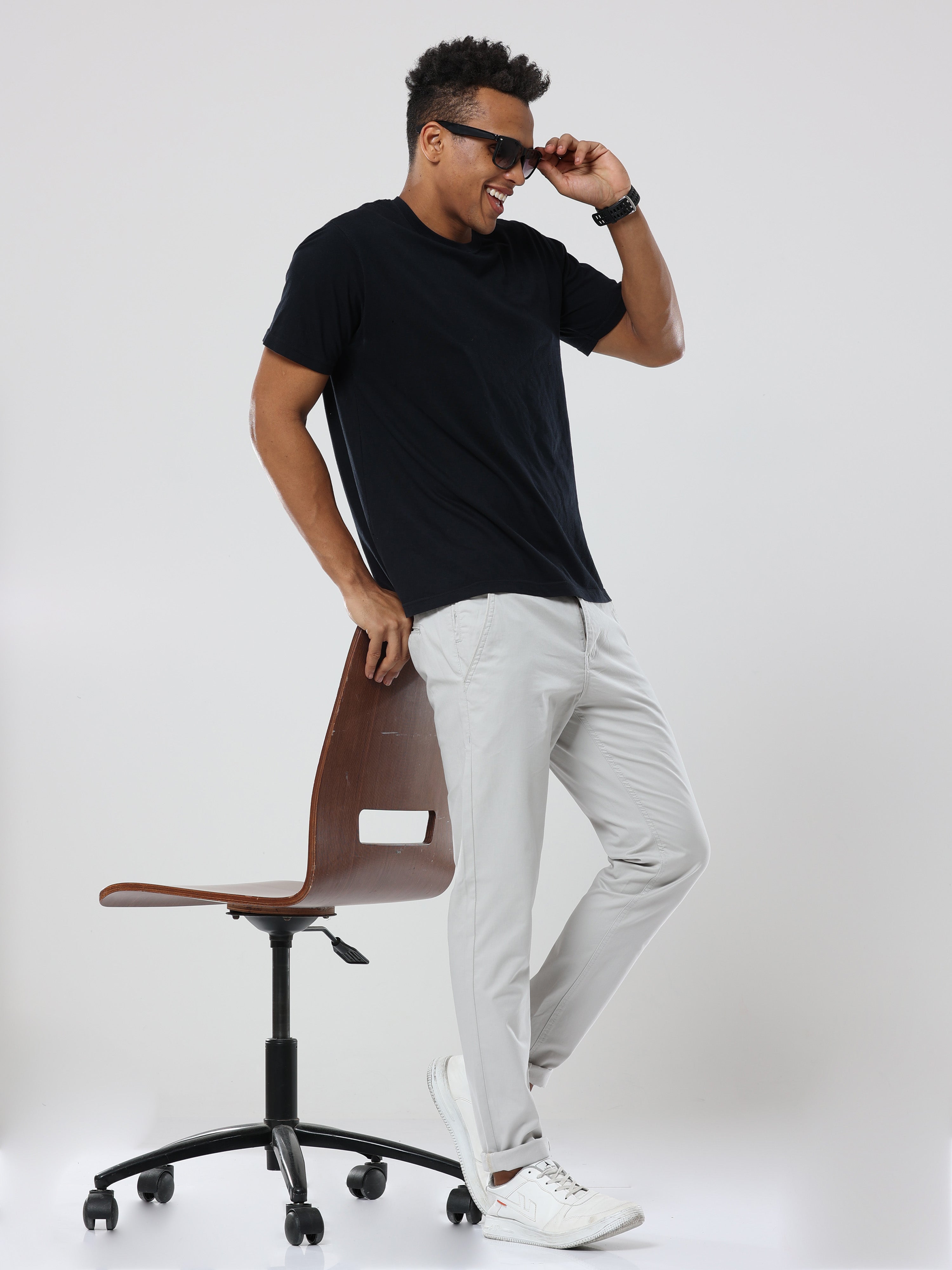 بنطلون قطني كلاسيكي سادة من Albatross للرجال باللون الرمادي الفاتح